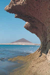 Blick vom Strand bei Hochwasser zum "Roten Berg", dem Wahrzeichen von El Médano